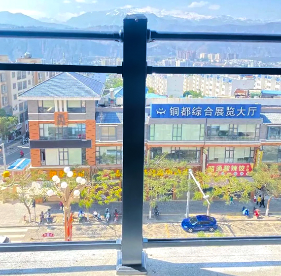 昆明東川經典知城玻璃陽台(tái)欄杆項目 昆明東川經典知城玻璃(lí)陽台欄杆項目