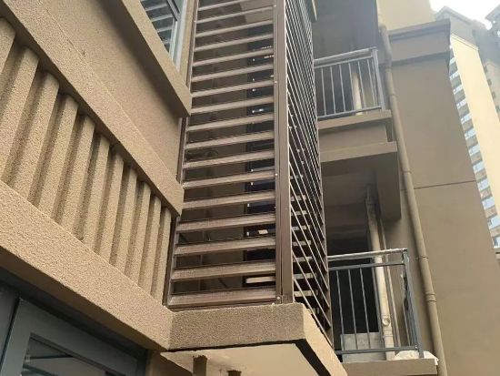 四川隆昌隆城錦翠·錦苑護欄百葉窗(chuāng)空調架項目(mù) 四川隆昌(chāng)隆城錦翠·錦苑護(hù)欄百葉窗空(kōng)調架項(xiàng)目