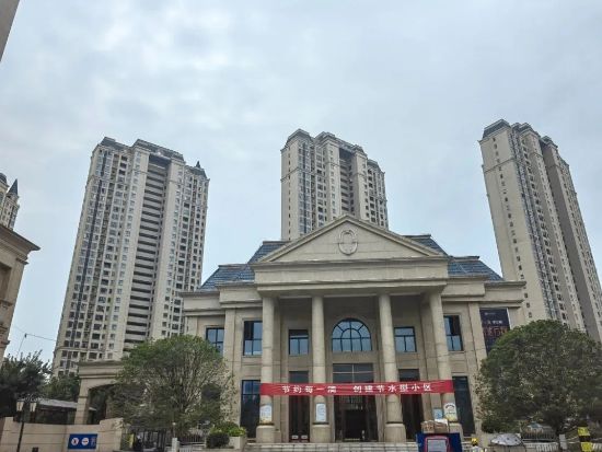 湖北襄陽金輝優(yōu)步學府樓梯護欄百葉窗(chuāng)空調架項目 湖北襄陽金輝優步學府樓梯護(hù)欄百葉窗空調架項目