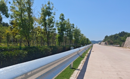 湖南長沙中聯（lián）重科 · 智慧產業城波形護欄案例
